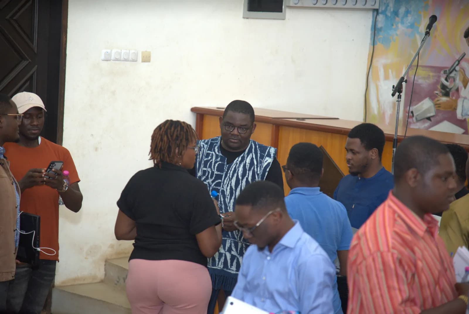 Foule à la fin d'une conférence d'Achille MBOUGUENG